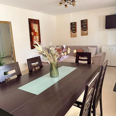 Christinas Deluxe Apartament *