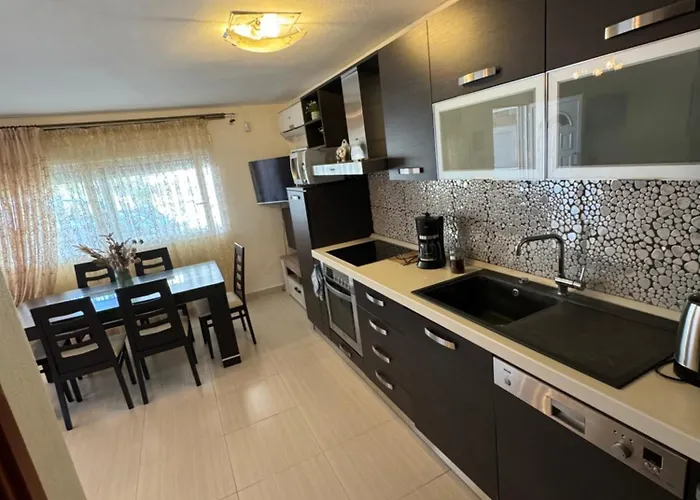 Christinas Deluxe Néa Péramos